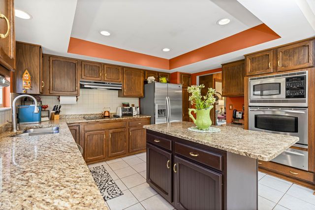 15492 S Royal Doulton Blvd Boulevard, Clinton Township, MI 48038