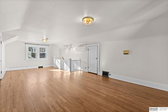 5812 Pacific Street, Omaha, NE 68106