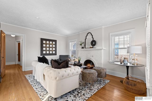 5812 Pacific Street, Omaha, NE 68106