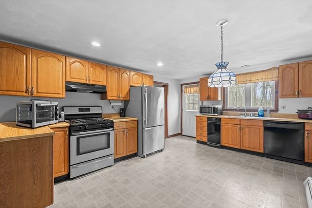 25 Fairview Ave, Dracut, MA 01826