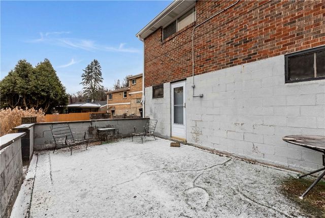 1213 Robinia Dr, Penn Hills, PA 15221