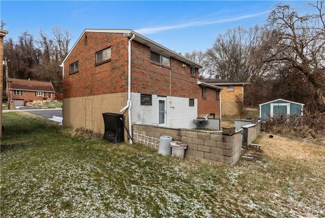 1213 Robinia Dr, Penn Hills, PA 15221