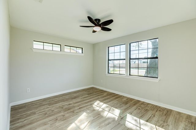 640 Whitten Street, Clute, TX 77531