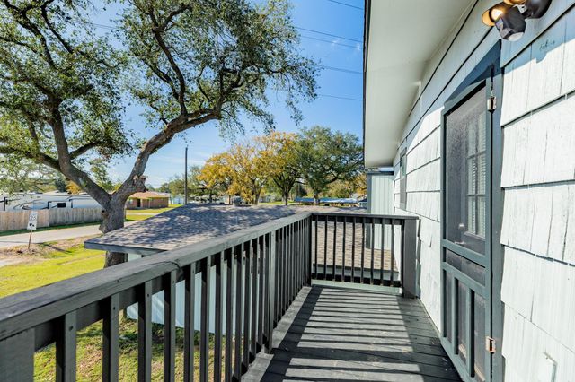 640 Whitten Street, Clute, TX 77531