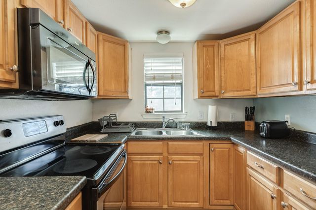 640 Whitten Street, Clute, TX 77531