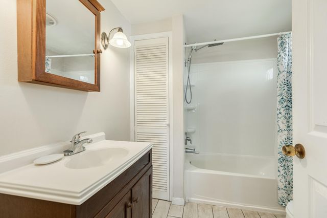 640 Whitten Street, Clute, TX 77531