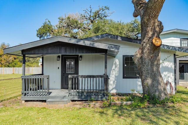 640 Whitten Street, Clute, TX 77531
