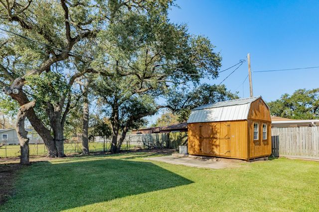 640 Whitten Street, Clute, TX 77531