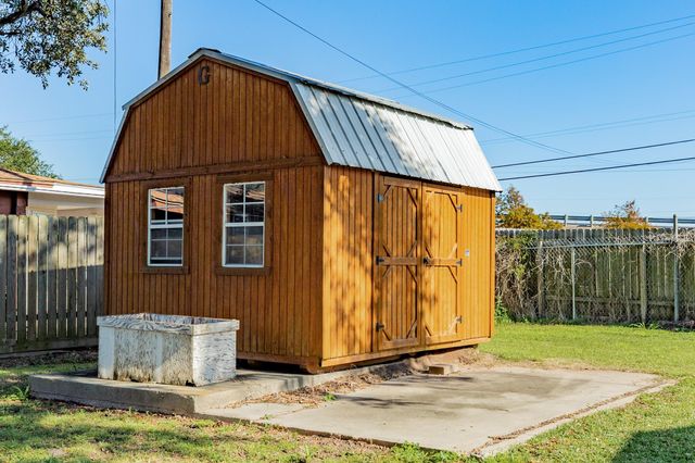 640 Whitten Street, Clute, TX 77531