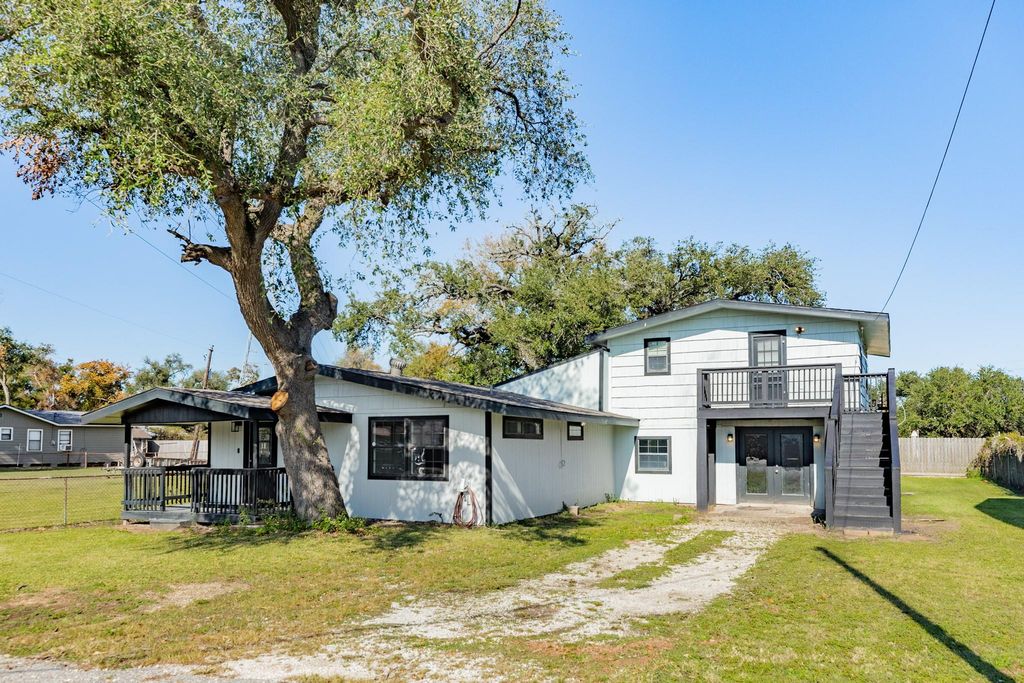 640 Whitten Street, Clute, TX 77531