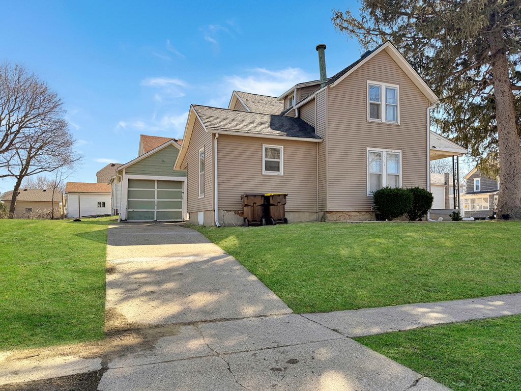 430 W American Street, Freeport, IL 61032