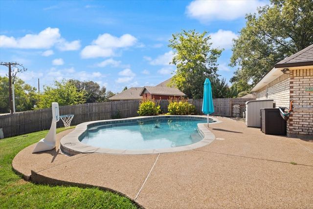 10200 Fieldcrest Drive, Benbrook, TX 76126
