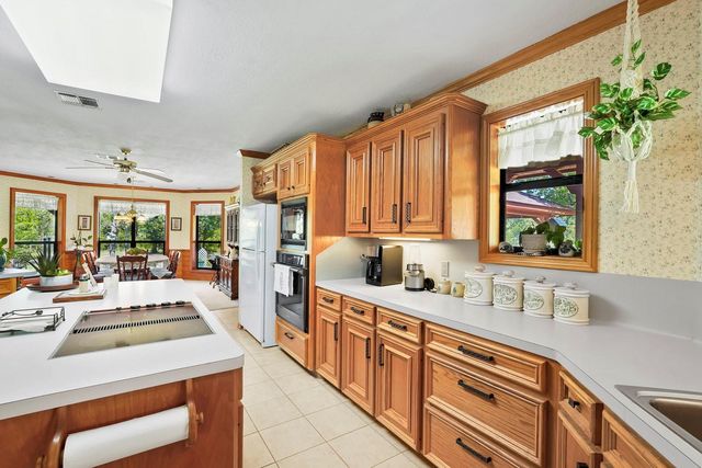 300 Moss Oak Drive, Somerville, TX 77879