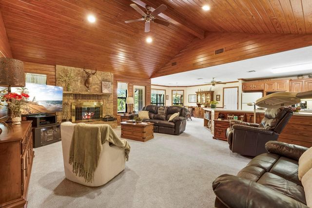 300 Moss Oak Drive, Somerville, TX 77879