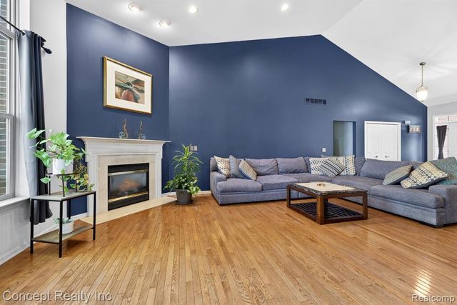 42392 White Hart Boulevard, Canton, MI 48188