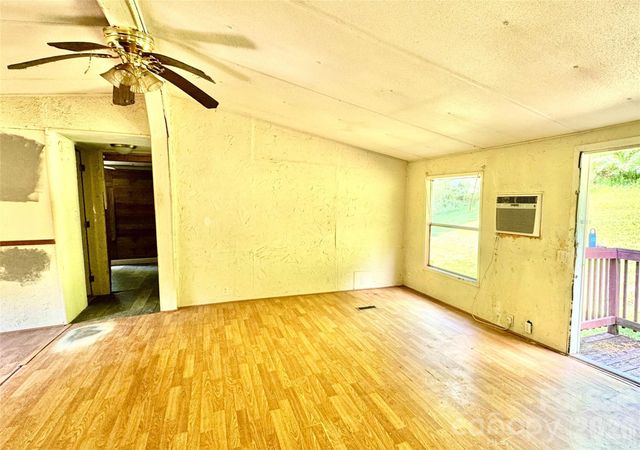 8 White Oak Drive, Leicester, NC 28748