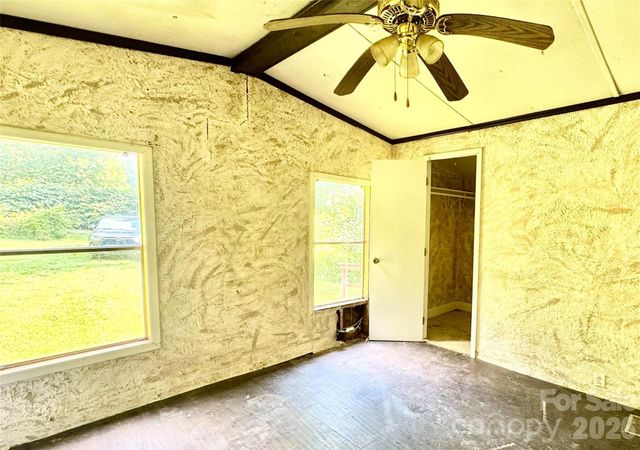 8 White Oak Drive, Leicester, NC 28748