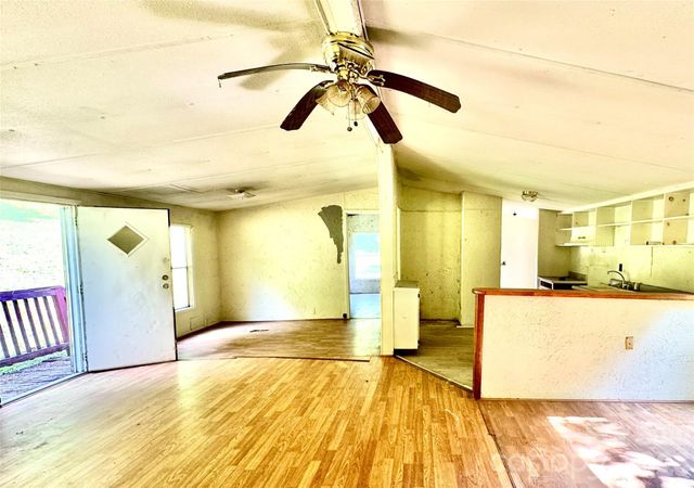 8 White Oak Drive, Leicester, NC 28748