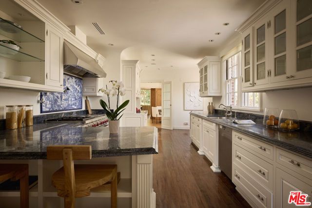 1001 N Crescent Drive, Beverly Hills, CA 90210