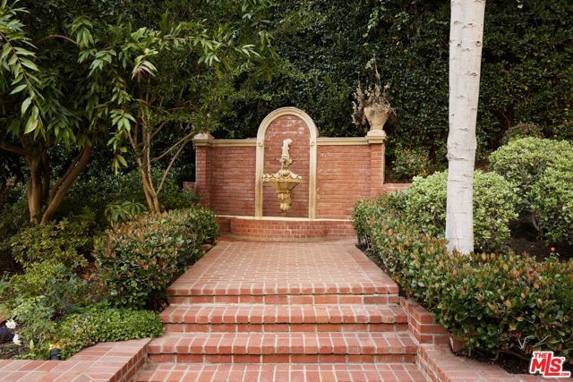 1001 N Crescent Drive, Beverly Hills, CA 90210