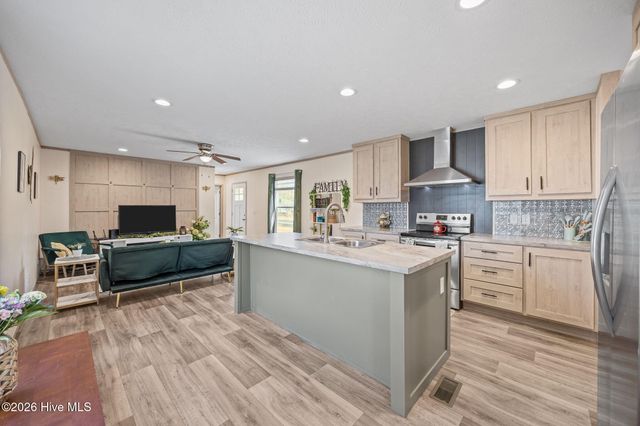 728 James Street, Hubert, NC 28539