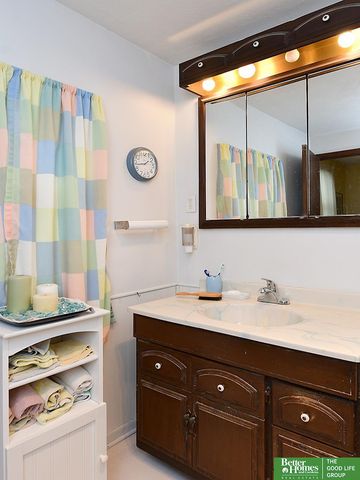 937 S 38 Avenue, Omaha, NE 68105
