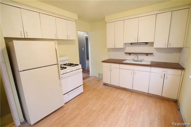 15890 W Parkway Street, Detroit, MI 48223