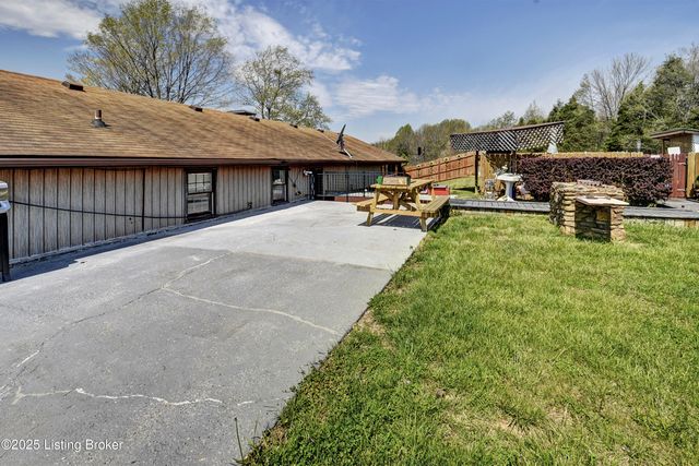 930 Fort Ave, Vine Grove, KY 40175