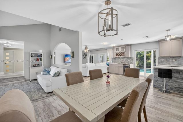 9090 NW 11th Ct, Plantation, FL 33322