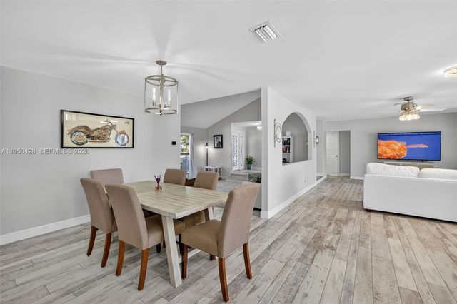 9090 NW 11th Ct, Plantation, FL 33322