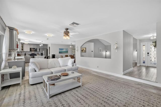 9090 NW 11th Ct, Plantation, FL 33322