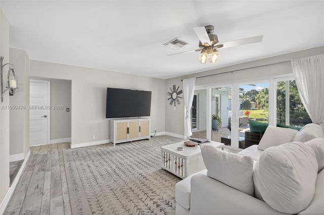 9090 NW 11th Ct, Plantation, FL 33322