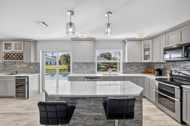 9090 NW 11th Ct, Plantation, FL 33322