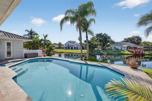 9090 NW 11th Ct, Plantation, FL 33322