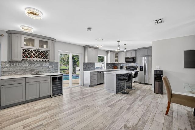 9090 NW 11th Ct, Plantation, FL 33322