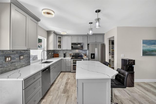 9090 NW 11th Ct, Plantation, FL 33322