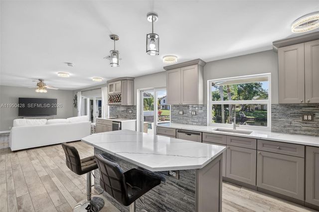 9090 NW 11th Ct, Plantation, FL 33322