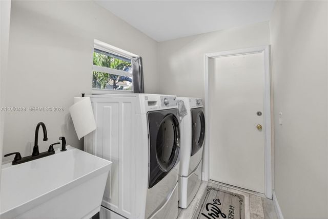 9090 NW 11th Ct, Plantation, FL 33322