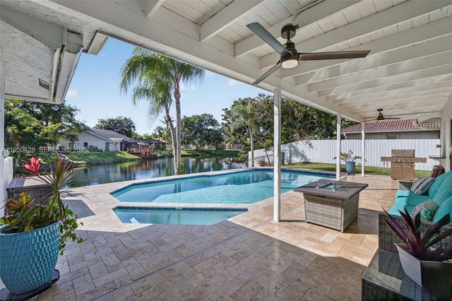 9090 NW 11th Ct, Plantation, FL 33322