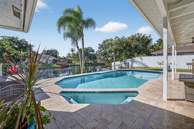 9090 NW 11th Ct, Plantation, FL 33322