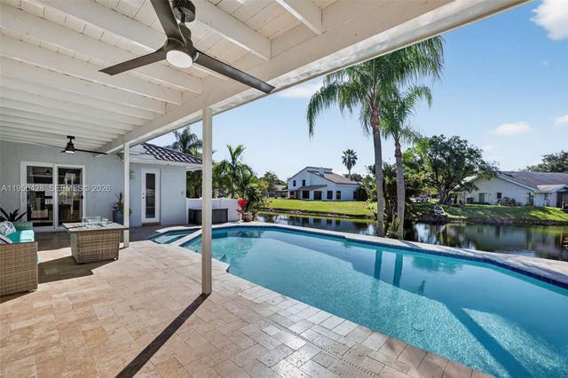 9090 NW 11th Ct, Plantation, FL 33322