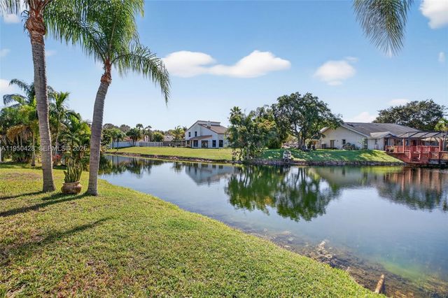 9090 NW 11th Ct, Plantation, FL 33322