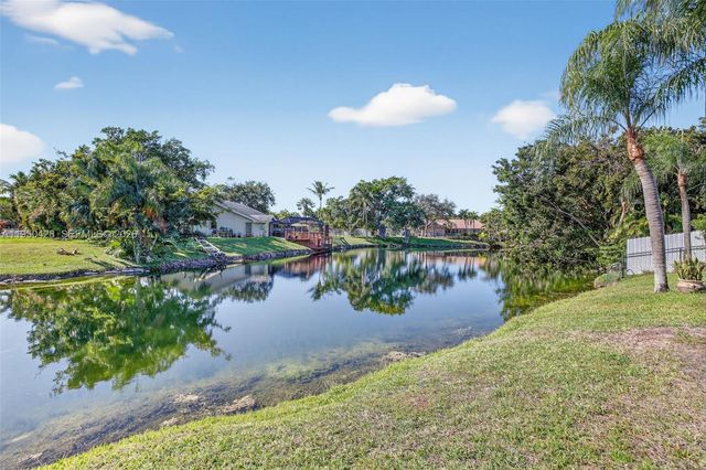 9090 NW 11th Ct, Plantation, FL 33322