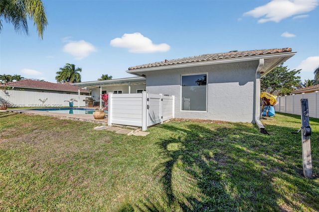 9090 NW 11th Ct, Plantation, FL 33322