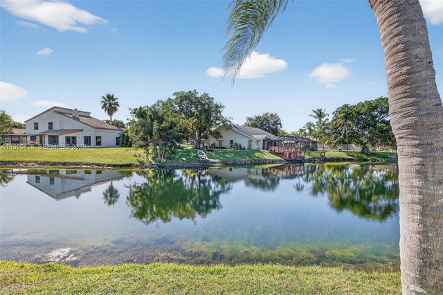 9090 NW 11th Ct, Plantation, FL 33322