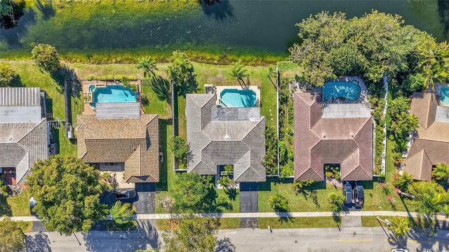 9090 NW 11th Ct, Plantation, FL 33322