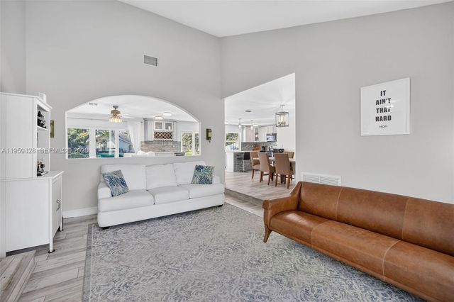 9090 NW 11th Ct, Plantation, FL 33322