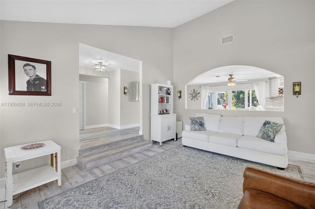 9090 NW 11th Ct, Plantation, FL 33322