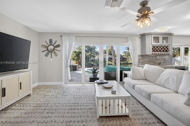 9090 NW 11th Ct, Plantation, FL 33322