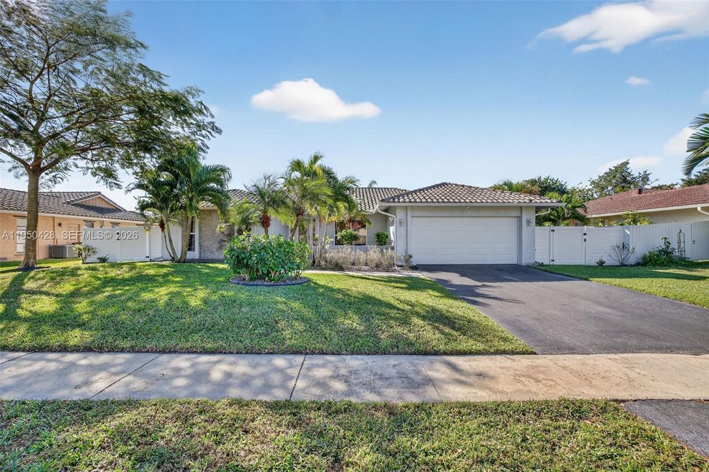 9090 NW 11th Ct, Plantation, FL 33322
